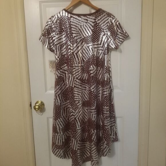 LuLaRoe Carly Short Sleeve Swing Dress Burgundy Silver Metallic Zigzag Sz XSmall - Picture 2 of 10